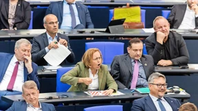 „Vaterlandsverräter!“, „Kriegstreiberin!“,  „NS-Nachfolger!“