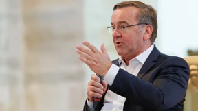 Der Verteidigungsminister auf schwieriger Mission