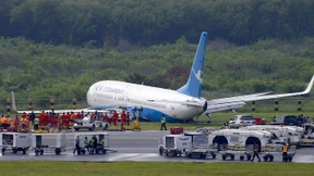 Flugzeug rutscht wegen heftigen Regens über Landebahn hinaus