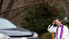 Priester bietet Drive-In-Beichtstuhl an