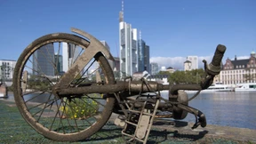 Streit nach Zusammenstoß: Mann wirft Fahrrad in Main