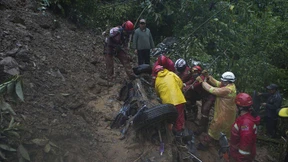Mindestens sechzehn Tote durch Schlammlawinen