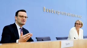 Bundesregierung rechnet Mitte 2021 mit Impfstoff