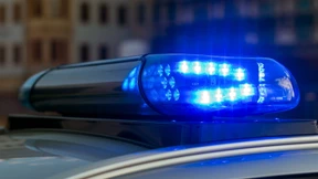 Maskenverweigerer aus Flieger geholt – Fahrer bestiehlt Sehbehinderten