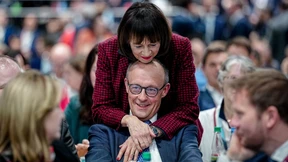 Vertraut haucht sie ihn an