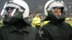 Schiedsrichter zeigt Hertha-Spieler an