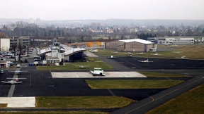 Kleinflugzeug kommt von Landebahn ab