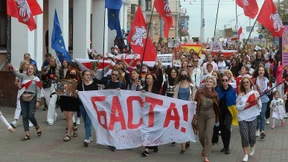 Tausende Frauen protestieren gegen Lukaschenka