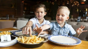 Wie Essen gehen mit Kindern entspannt gelingt