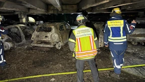 Ermittlungen nach Brand mehrerer Autos in Parkhaus