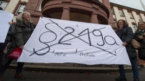 Rund 1000 Menschen demonstrieren gegen Abtreibungsparagraf 219a