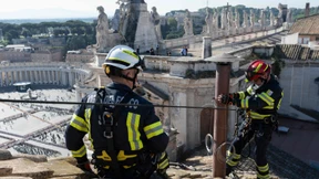 Schornstein auf Sixtinischer Kapelle montiert