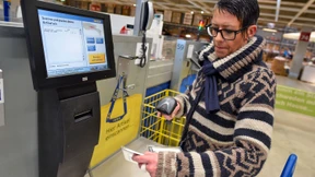 Noch greift der Kunde zögerlich zum Scanner