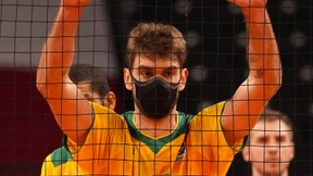 Spieler trägt auch auf dem Feld eine Maske