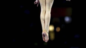 Die Turnerinnen und die Füße im Feuer