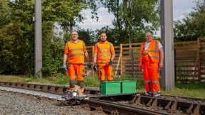 Ein Rasenmäher, der U-Bahn-Gleise lackiert