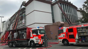 Feuer auf dem Dach des Museums für Moderne Kunst