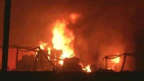 Chemiefabrik in Flammen