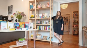 Bunte Buchauswahl mit klarer Ausrichtung