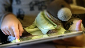 Abendliche Nutzung von Smartphones schadet Kinderschlaf