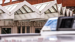 Mann wegen Mordes an seiner Freundin angeklagt