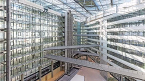 Bürogebäude Prisma öffnet mit grünem Atrium