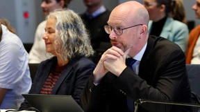 Razzia und Untreue-Vorwürfe setzen Innenminister Pegel unter Druck