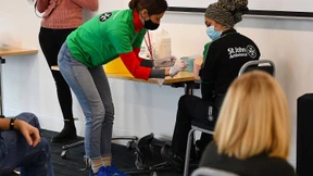 Freiwillige lernen in London das Impfen