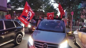 Erdogan-Anhänger in Deutschland feiern auf den Straßen