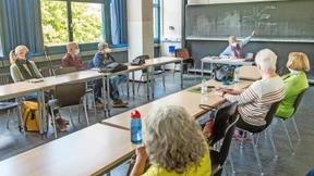 Im Seminar behalten alle die Maske auf
