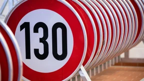 Ein unnötig dichter Schilderwald auf Autobahnen