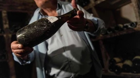 Alter Wein für 104.000 Euro versteigert