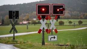Autofahrer stirbt bei Unfall auf Bahnübergang