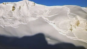 Lawinensprengung in Schweizer Alpen