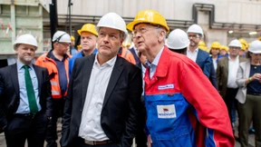 Wie kommt die deutsche Industrie aus der Krise, Herr Habeck?