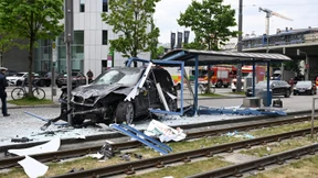 Auto fährt in München in Haltestelle