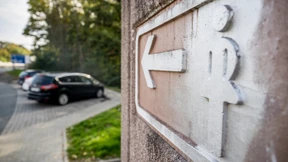 Ehemann lässt Frau nach Toilettenpause zurück