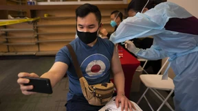 Jeder zweite Erwachsene hat erste Corona-Impfung