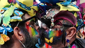 Viel Konfetti und nackte Haut 