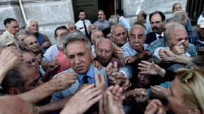 Griechen stürmen die Banken