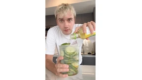 Manchmal muss man einfach eine ganze Gurke essen