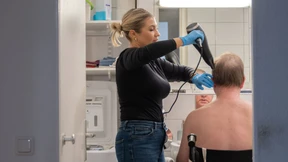 So wird die Pflege nicht zum Risiko für Angehörige
