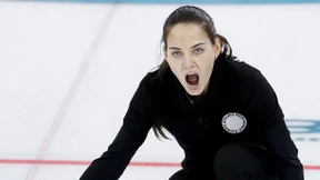 Was macht Angelina Jolie auf dem olympischen Eis?