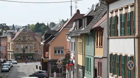 Bretten klebt Hakenkreuz im Alten Rathaus ab