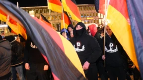 Hooligans demonstrieren im Namen von Pegida