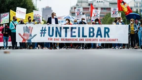 Tausende Menschen demonstrieren in Berlin