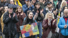 Menschen setzen Zeichen gegen Weidel