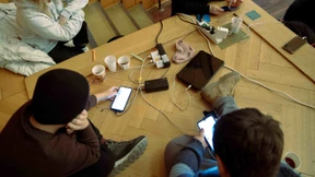 Sie sitzen um die Steckdosen, als wären es wärmende Lagerfeuer