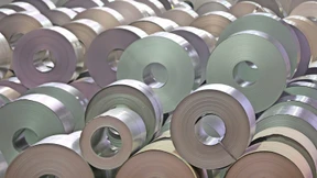 Grüner Stahl vor dem Boom mit Fussabdruck