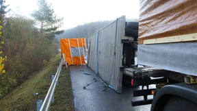 Lastwagen-Anhänger mit Fertighaus-Teilen umgekippt